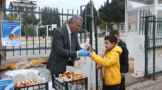 Güzelbahçe Belediyesi'nden öğrencilere süt ve poğaça