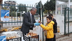 Güzelbahçe Belediyesi'nden öğrencilere süt ve poğaça