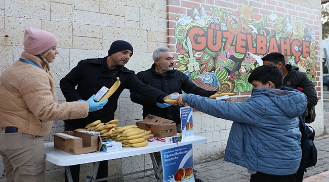 Güzelbahçe'de okullara simit ve süt dağıtımını büyüyor