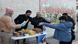 Güzelbahçe'de okullara simit ve süt dağıtımını büyüyor