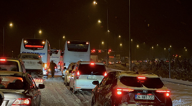 Ulaşıma kar engeli: Araçlar yolda kaldı, kazalar yaşandı