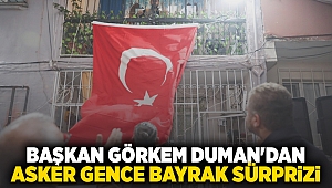 Başkan Görkem Duman’dan asker gence bayrak sürprizi