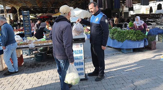 Bayraklı zabıtasından pazar yeri denetimi