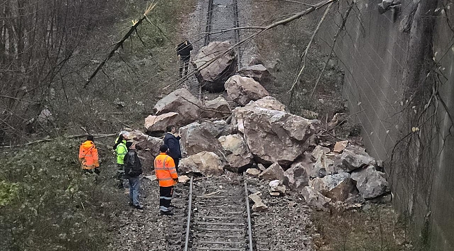 Karabük'te heyelan: Dev kayalar demir yolunu kapattı