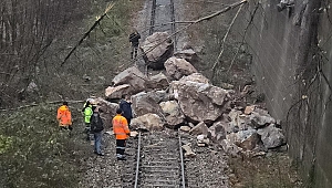 Karabük'te heyelan: Dev kayalar demir yolunu kapattı