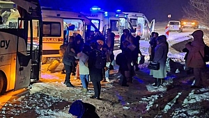 Gümüşhane'de karda kayan otobüs duvara sürterek durdu: 14 yaralı