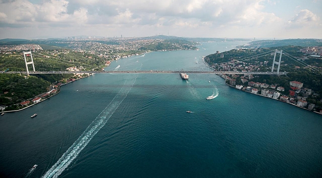 İstanbul Boğazı'nda gemi trafiği askıya alındı: 2 kardeş aranıyor