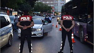 İzmir'de panik anları... Yeni yıl magandası yakalandı