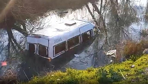 İşçileri taşıyan minibüs dereye devrildi: 8 yaralı