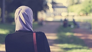 Başörtülülere hakaret ettiği iddia edilen akademisyen görevden uzaklaştırıldı