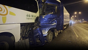 Bilecik'te tır tur otobüsüne çarptı: 13 yaralı