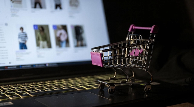 Ticaret Bakanlığı'nın 8 milyar dolarlık e-ihracat hedefine sektörden tam destek