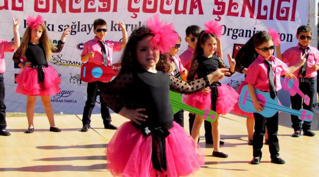 Alaçatı'da Karnaval Gibi Çocuk Şenliği