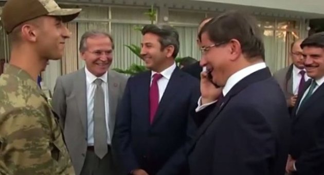 Başbakan Davutoğlu'ndan asker ailesine sürpriz telefon