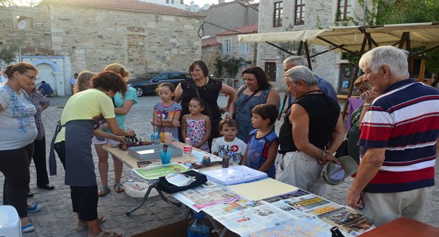 Foça'da 'Ebru Sanatı' gösterisi