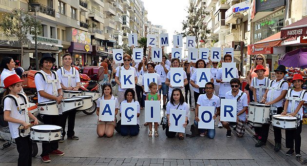 İzmir gençlere kucak açıyor