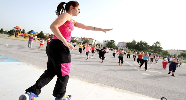 Karşıyakalı Kadınlar Zumba’yı çok sevdi