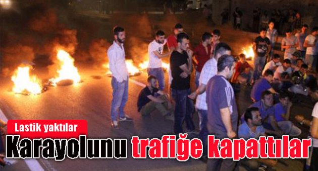 Lastik yakıp karayolunu trafiğe kapattılar