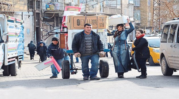 Sur’da Mağdur Aileler Evlerini Terk Ediyor