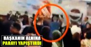 Başkanın Alnına 100 Lirayı Yapıştırdı!